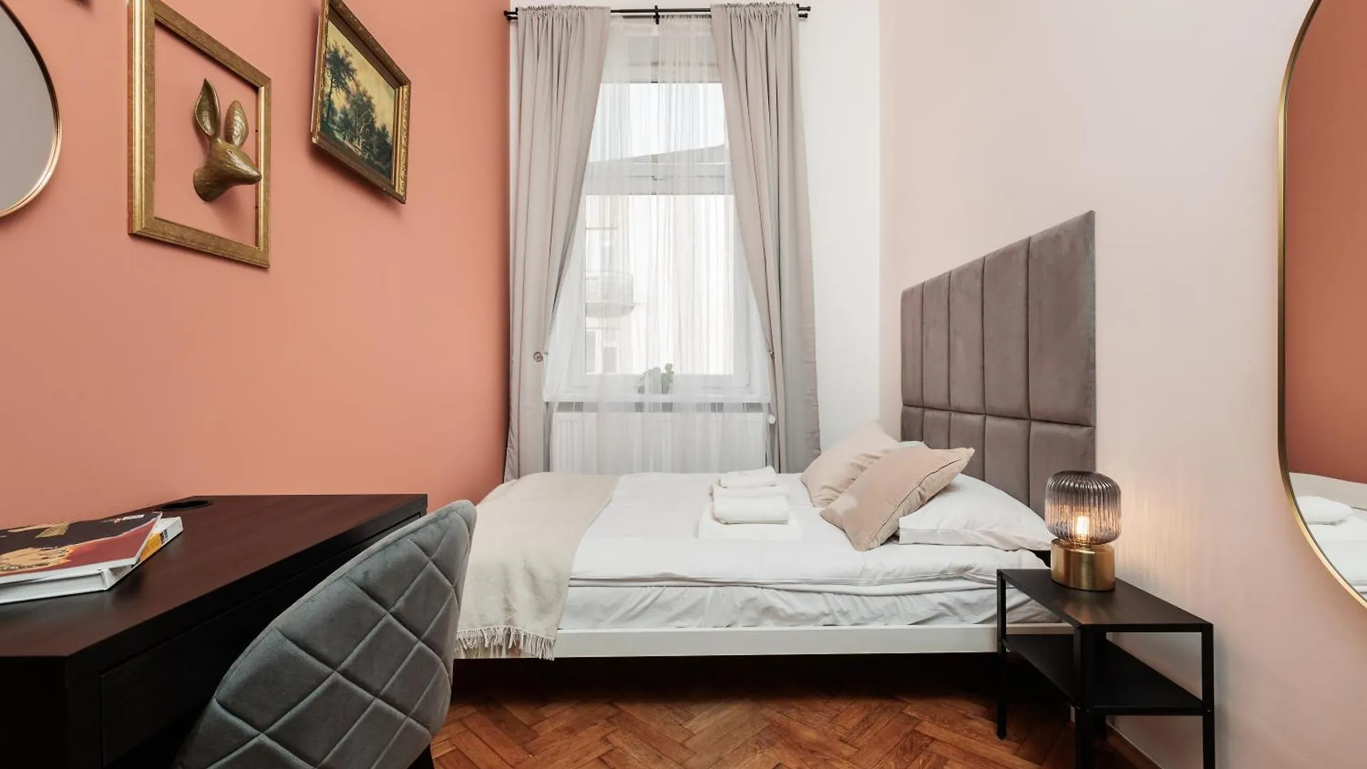 Stylowy Apartament - 6 Sypialni - Krakow, Stare Miasto - By Upstairs 0*, Krakow Poland